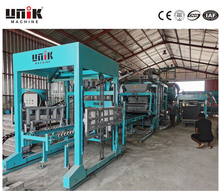 Hydraulische Maschine zur Herstellung von Bordsteinblöcken